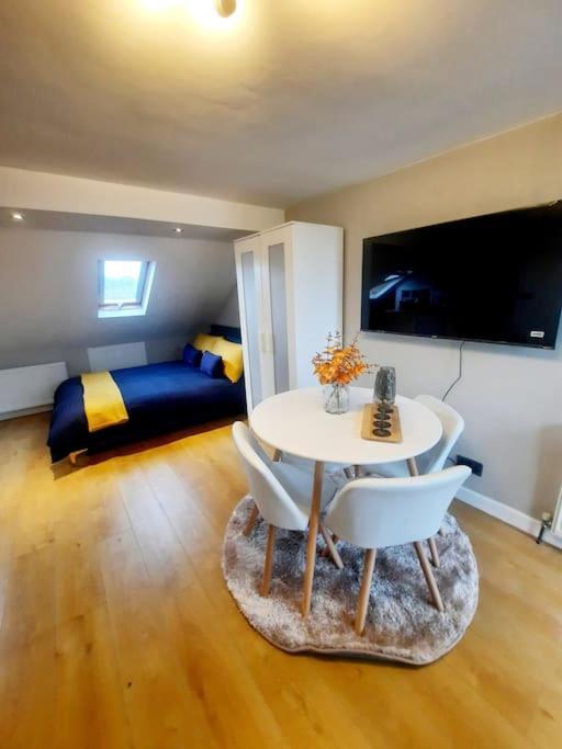 Alross Studio Flat / Private Bathroom Londen Buitenkant foto