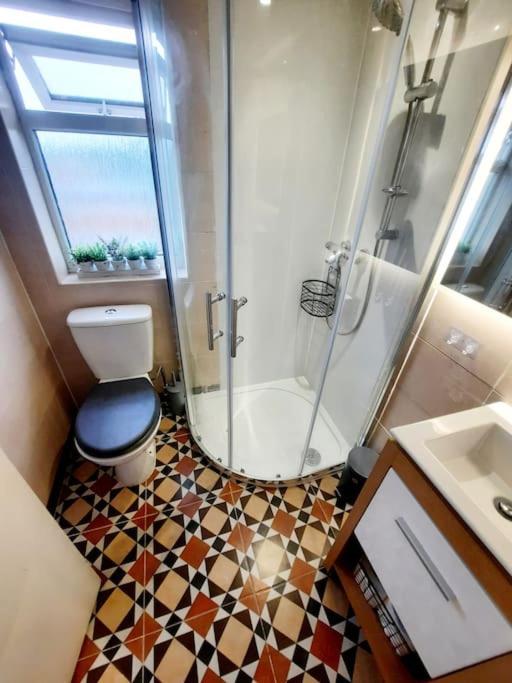Alross Studio Flat / Private Bathroom Londen Buitenkant foto