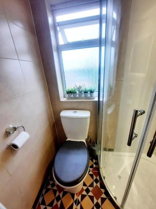 Alross Studio Flat / Private Bathroom Londen Buitenkant foto