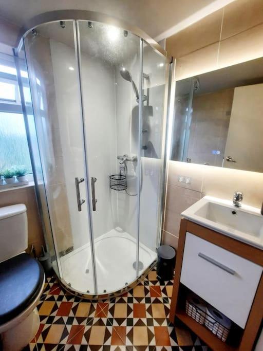 Alross Studio Flat / Private Bathroom Londen Buitenkant foto