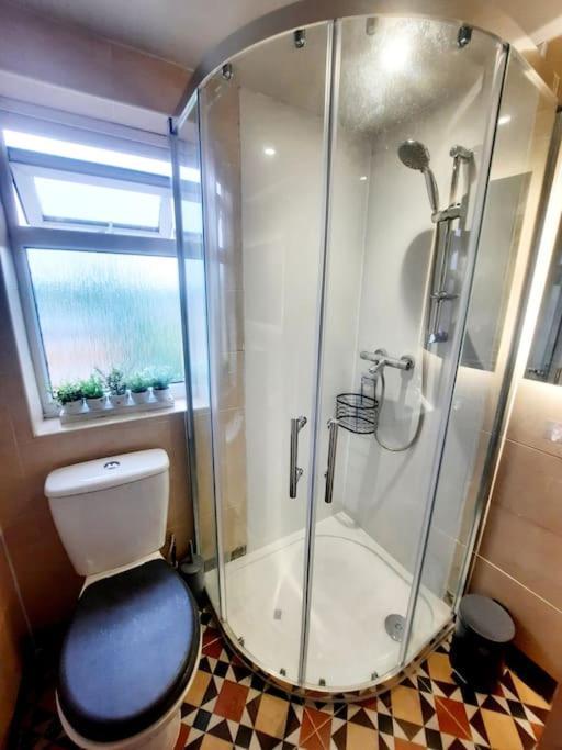 Alross Studio Flat / Private Bathroom Londen Buitenkant foto