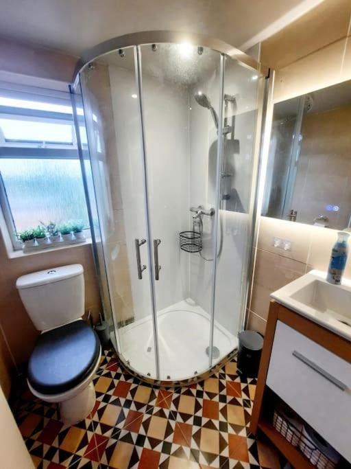 Alross Studio Flat / Private Bathroom Londen Buitenkant foto